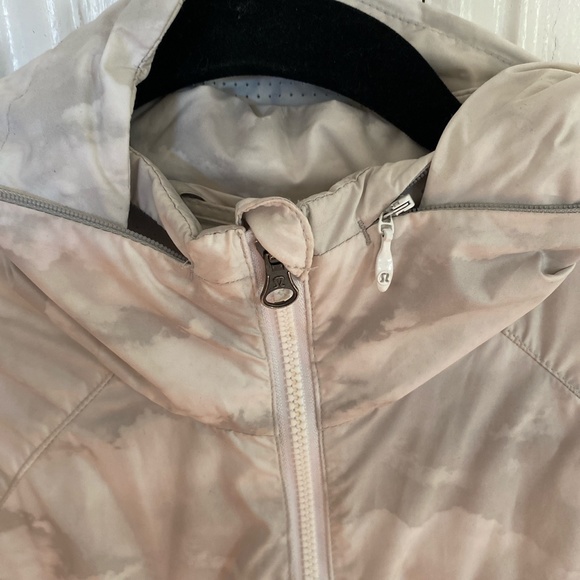 LULU LEMON CLOUD LIGHT JACKET - Picture 3 of 5